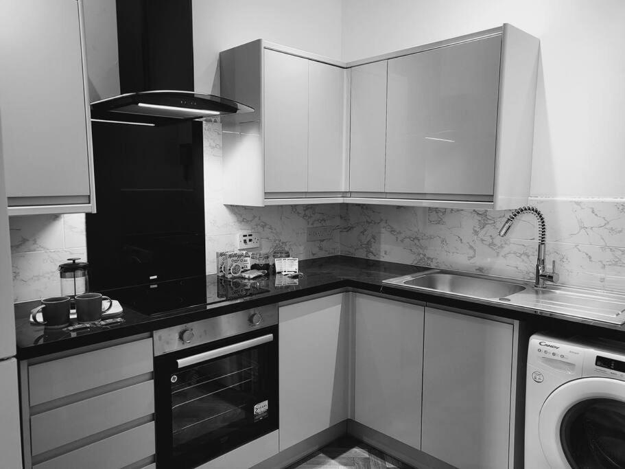 High Street, 2 Bed, Newly Refurb Apartment เลมิงตันสปา ภายนอก รูปภาพ