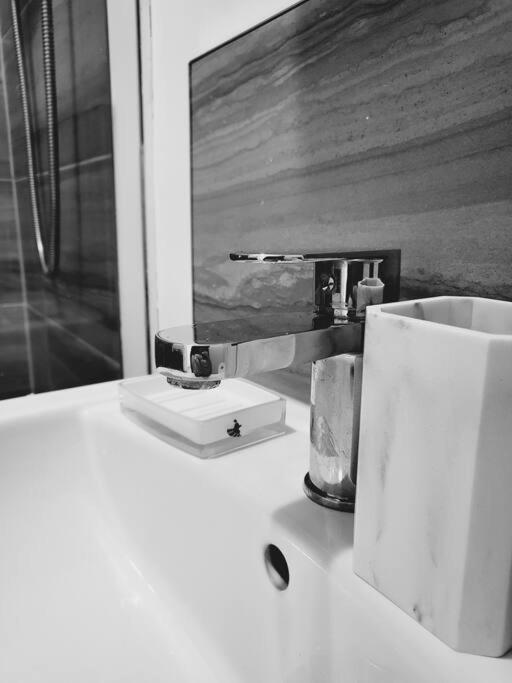 High Street, 2 Bed, Newly Refurb Apartment เลมิงตันสปา ภายนอก รูปภาพ