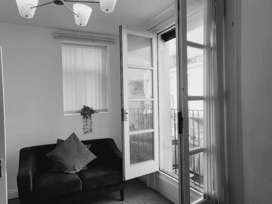 High Street, 2 Bed, Newly Refurb Apartment เลมิงตันสปา ภายนอก รูปภาพ