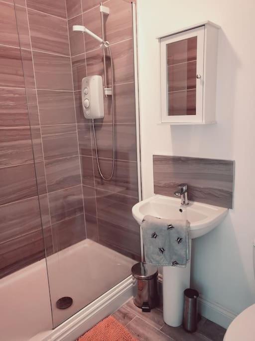 High Street, 2 Bed, Newly Refurb Apartment เลมิงตันสปา ภายนอก รูปภาพ